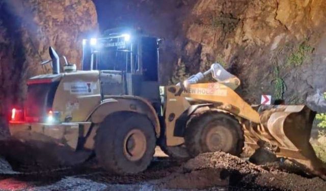 Büyükşehir, Onikişubat Kırsalında Heyelandan Kapanan Yolları Trafiğe Açıyor