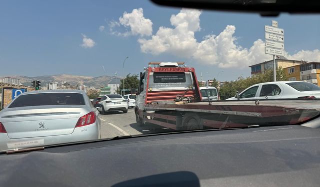 Kahramanmaraş’ta çekicinin arkasında yazan yazı dikkat çekti