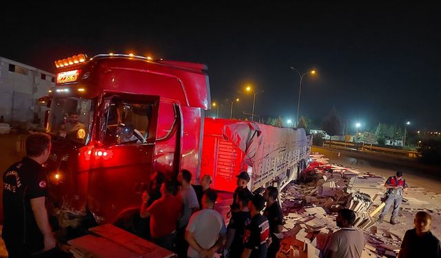 Kahramanmaraş’ta TIR, mermer atölyesine daldı