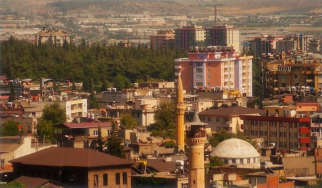 Maraş’a özgü deyim: “ Seksen kapıya doksan deynek vurmak”