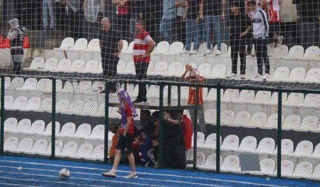 Batıpark Futbol Sahası’nda rezillik diz boyu, taraftar perişan oldu