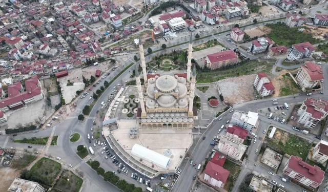 Kahramanmaraş’ta bir camiye düşen kişi sayısı