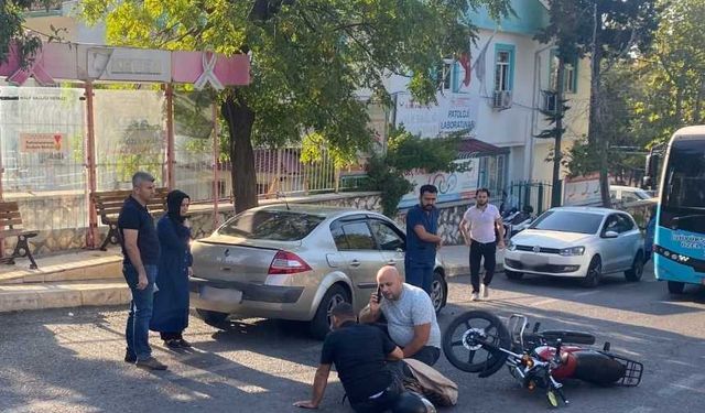 Kahramanmaraş’ta trafik kazası; araç motosikletliye çarptı