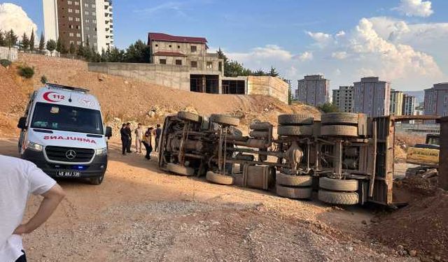 Kahramanmaraş’ta hafriyat kamyonu devrildi; 1 kişi yaralandı