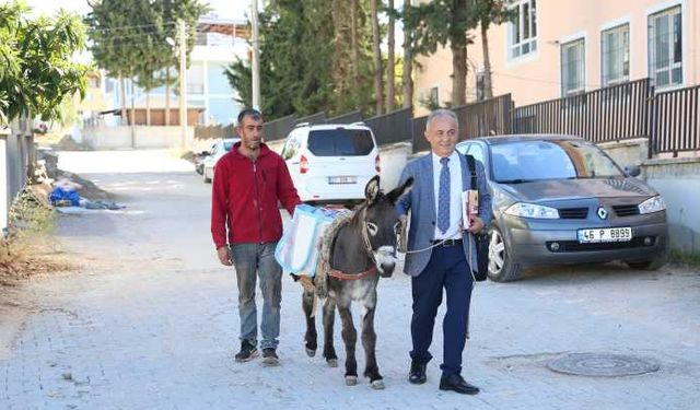 Pazarcık'ta "Eşekle Gelen Dostoyevski" heybesinde getirdiği kitapları çocuklara dağıttı