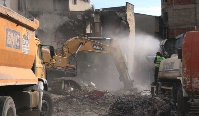 Çuhadar İş Hanı’nın yıkımı başladı