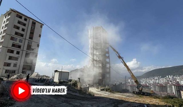 Kahramanmaraş'ta ağır hasarlı binaların yıkımı devam ediyor