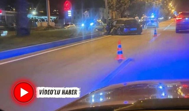 Kahramanmaraş’ta, otomobil orta refüje çıktı