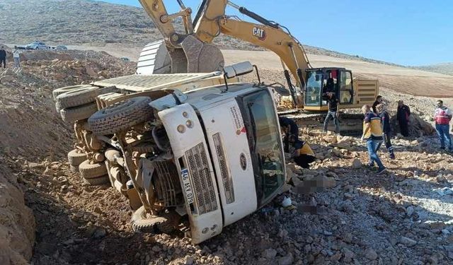 Kahramanmaraş'ta devrilen kamyonun sürücüsü öldü