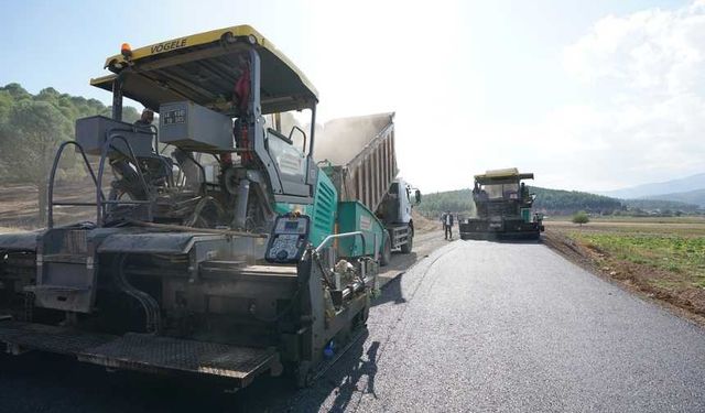 Büyükşehir Türkoğlu’nda Asfalt Çalışmalarını Sürdürüyor