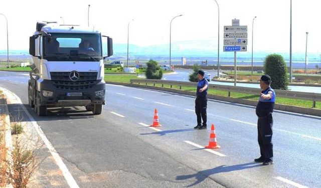 Kahramanmaraş'ta yola harç döküp ilerleyen beton mikseri sürücüsüne ceza