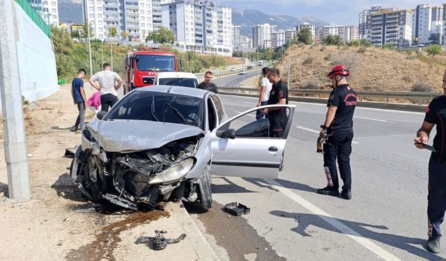 Kahramanmaraş’ta aydınlatma direğine çarptı, 2 yaralı