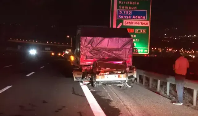 Emniyet şeridindeki TIR'a çarpan otomobilin sürücüsü öldü