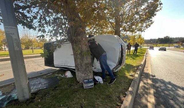 Kahramanmaraş'ta bir kamyonet refüje çıkıp devrildi: 2’si ağır 5 yaralı