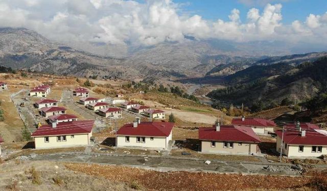 Kahramanmaraş’ta dev kayaların tahrip ettiği köyde deprem konutları yükseliyor