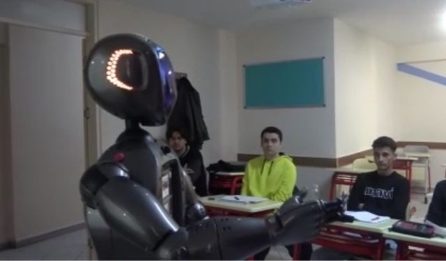 Türkiye’nin ilk insansı yapay zekalı robotu Ada, öğretmenliğe başladı