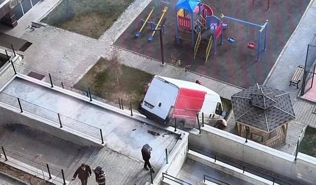 Sürücüsünün el frenini çekmeyi unuttuğu kargo aracı çocuk parkına devrildi