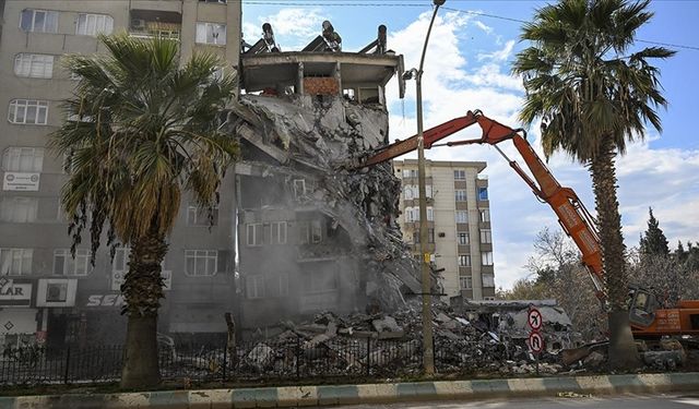 Kahramanmaraş'ta ağır hasarlı binaların yıkımı devam ediyor