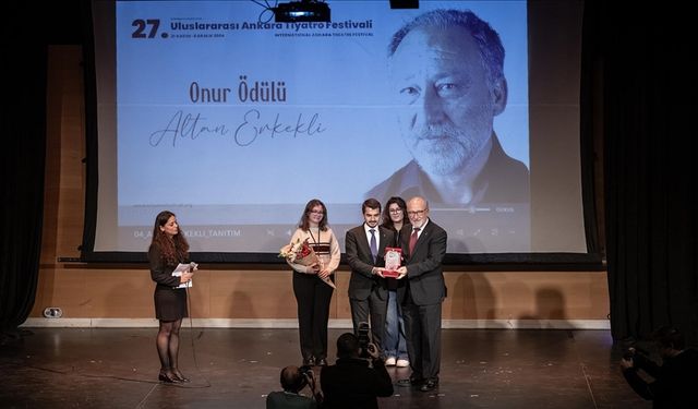 Tiyatronun Usta İsmi Altan Erkekli, Onur Ödülünü Aldı