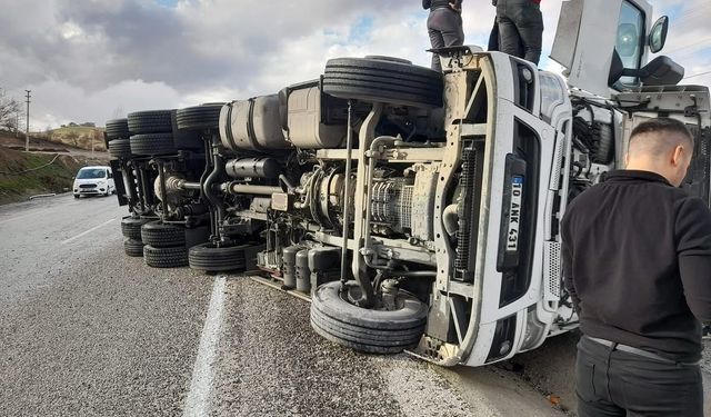 Tır kayganlaşan yolda devrildi; 1 yaralı