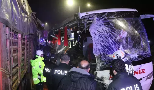 Yolcu otobüsü TIR'a çarptı; 1 ölü, 20 yaralı