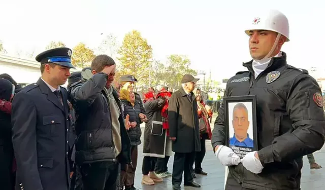 Hayatını kaybeden polis babaya, oğlundan 'selamlı' uğurlama