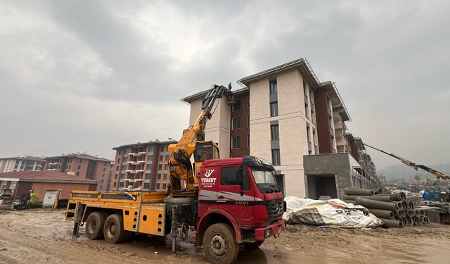 Ebrar Sitesi zorlu kış şartlarına rağmen yerinde dönüşüyor