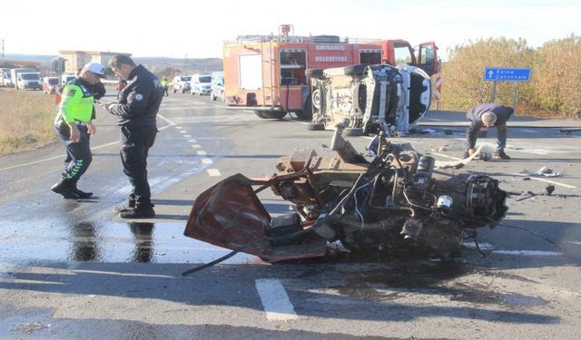 Traktörün ikiye bölündüğü trafik kazasında 2 kişi yaralandı