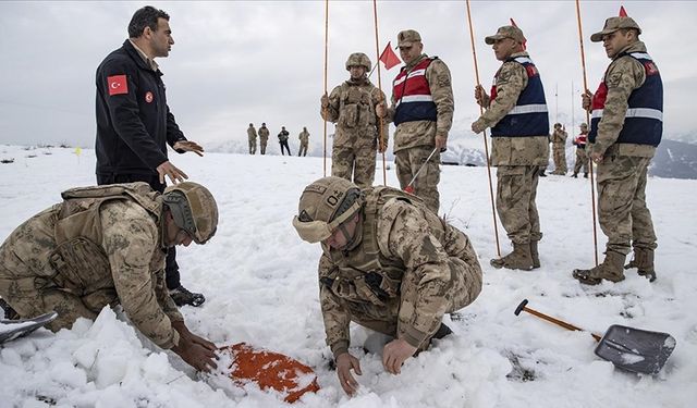 Komandolar Tunceli'nin karlı ve soğuk arazilerinde çığ eğitiminde