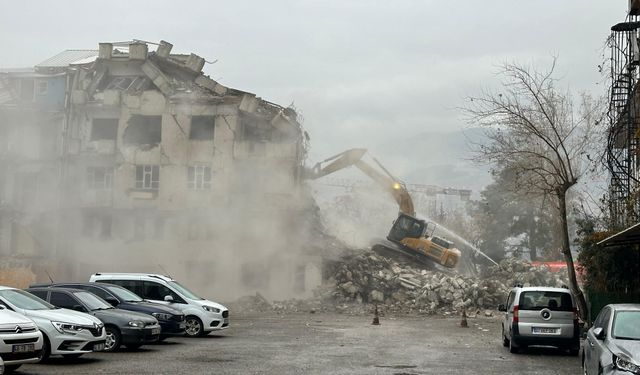 Kahramanmaraş'ta ağır hasarlı binaların yıkımı devam ediyor