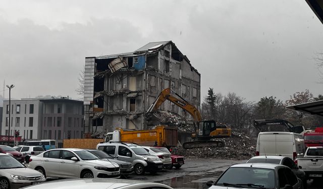 Kahramanmaraş’ta hafriyat çalışmaları, yağmura rağmen sürüyor