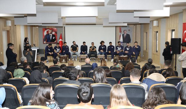 İstiklalspor Basketbolcuları İstiklal Üniversitesi Öğrencileriyle Buluştu