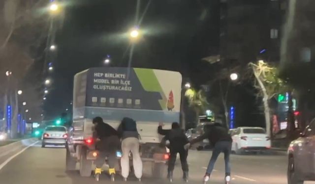 Kahramanmaraş'ta patenli gençlerin trafikteki tehlikeli oyunu