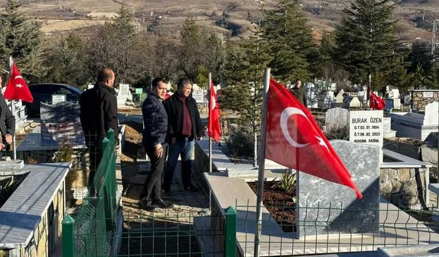 Ekinözü'nde deprem mezarlığı bayraklarla donatıldı