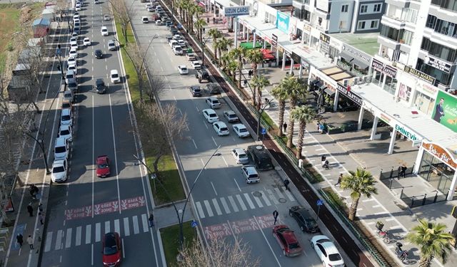 Kahramanmaraş'ta üçüncü sıraya park edilen araçlar trafiği felç ediyor