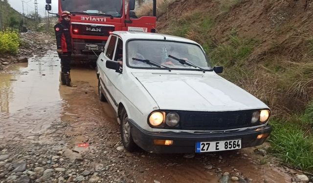 Kahramanmaraş’ta Sümbüllü Deresi Taştı: 3 Kişi Araç İçinde Mahsur Kaldı