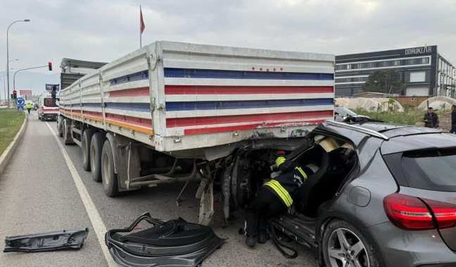 Kahramanmaraş’ta otomobil tıra ok gibi saplandı