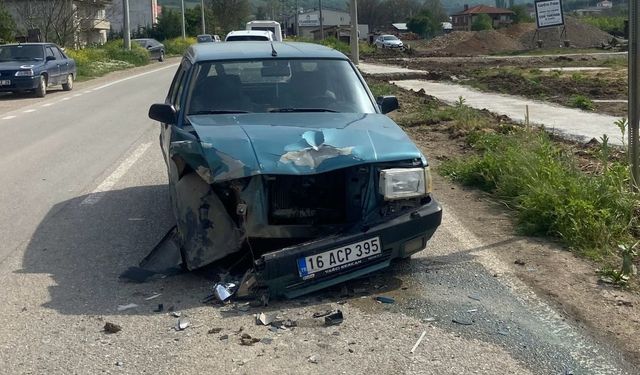 Traktör ile otomobil çarpıştı: 1’i çocuk, 3 yaralı