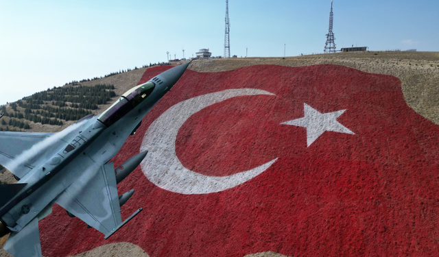 F-16’lar, Türkiye’nin en büyük bayrağını selamladı