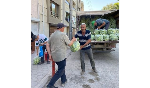 Fiyatlara tepki gösteren çiftçi 5 ton biberi ücretsiz dağıttı