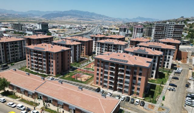 Kahramanmaraş’ta kaç adet deprem konutu teslim edildi?