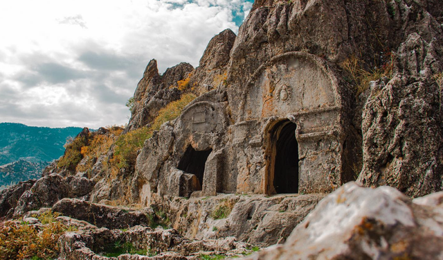 Kahramanmaraş’ın Kaya Mezarları Görenleri Büyülüyor