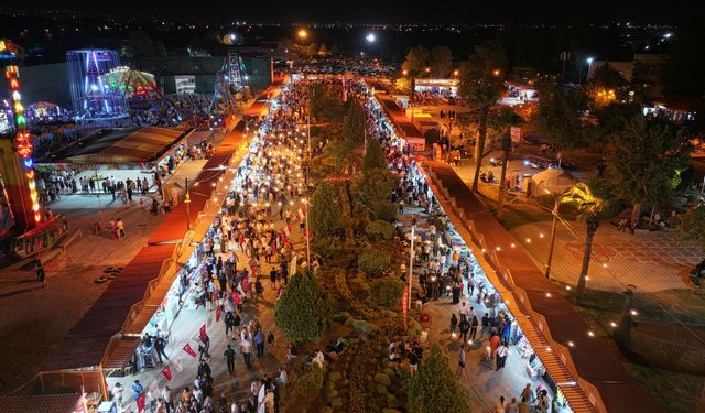 Kahramanmaraş’ta renkli dans gösterisi izleyiciyle buluşuyor