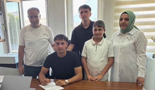 Kahramanmaraşlı Yılmaz Cin Sivasspor ile profesyonel sözleşme imzaladı