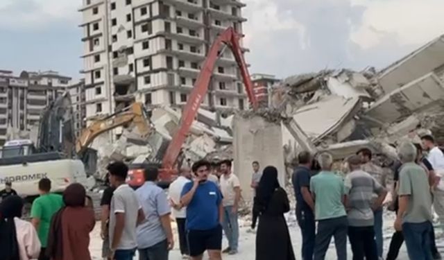 Kahramanmaraş'ta yıkımı süren bina çöktü