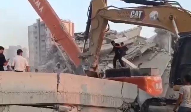 Enkaz altında kalan kepçe operatörü hayatını kaybetti