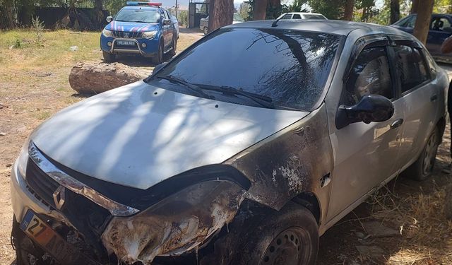 Bahçedeki ot yangını, su tankeri ve araca sıçradı
