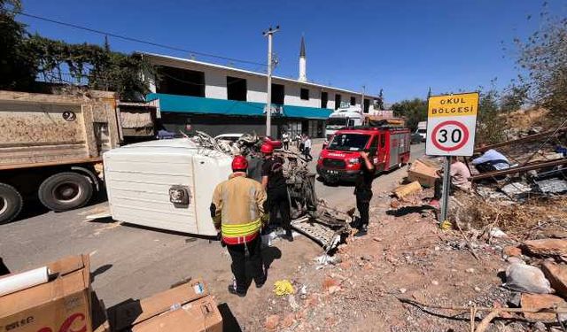Kahramanmaraş’ta minibüs hafriyat kamyonuna çarptı: 1 ağır yaralı