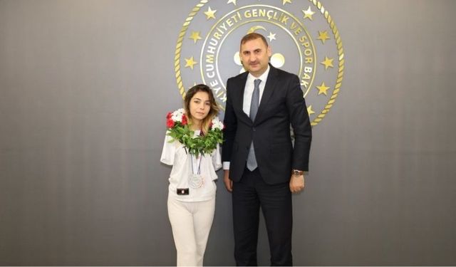 Milli Yüzücü Sevilay’dan Gençlik ve Spor İl Müdürüne Ziyaret