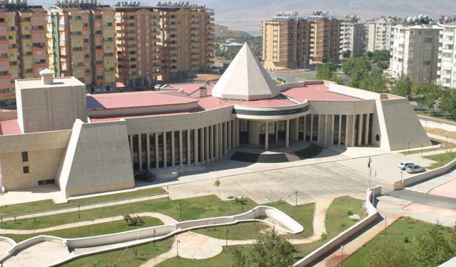 Kahramanmaraş’ın simgesi NFK Kültür Merkezi yıkılıyor